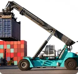 Grúa portacontenedores en un puerto