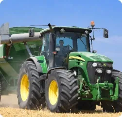Tractor agrícola en el campo